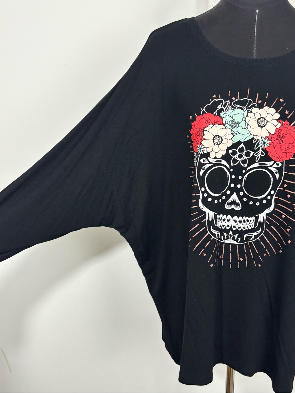 Torrid 1 Women 1X Black Sugar Dolman Skull Graphic Super Soft Knits Long Sleeve - Picture 2 of 12